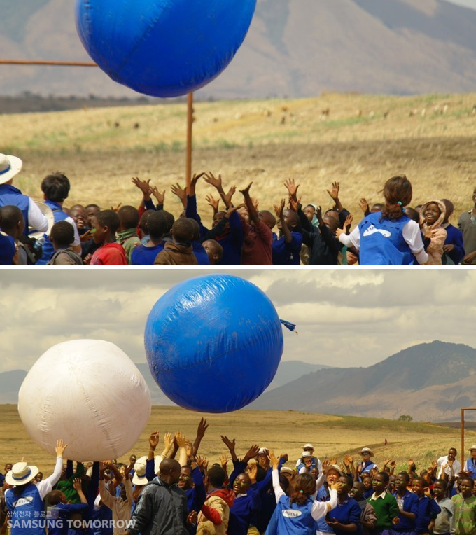 공놀이를 하는 어린이들과 봉사단
