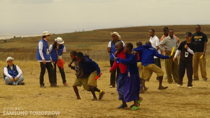 어깨동무하고 뛰는 어린이들