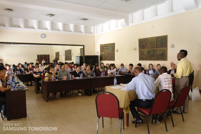 강단에 모인 단원들