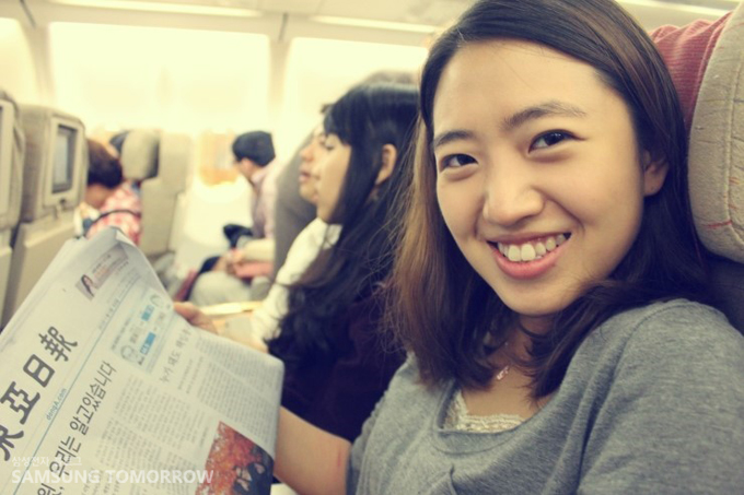 신문을 읽는 단원