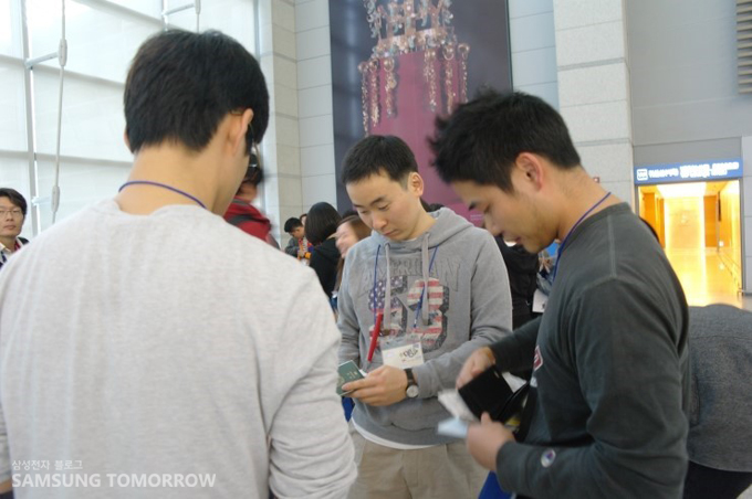 모여있는 남자들