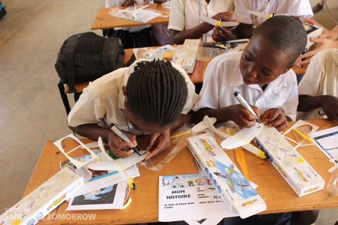 비행기를 만드는 학생들