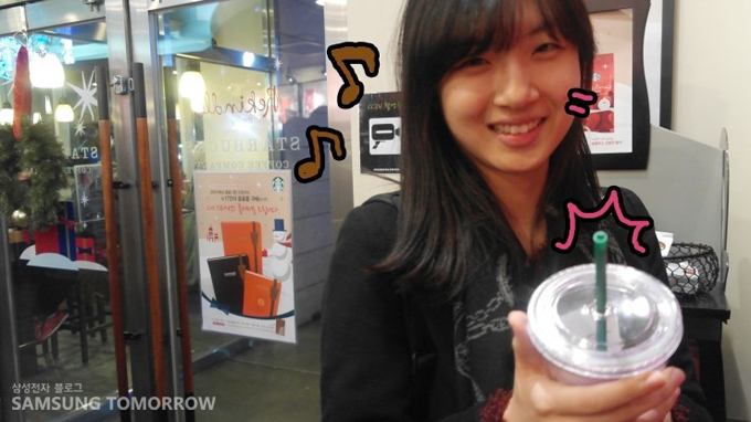 커피를 들고 있는 여성