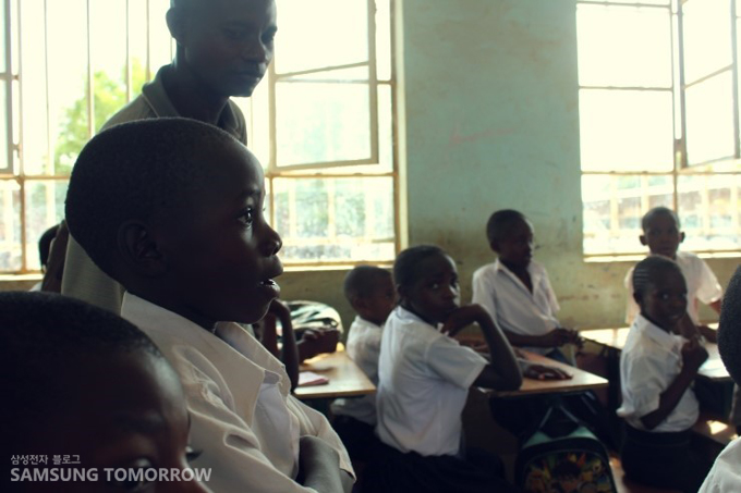 수업을 듣는 아이