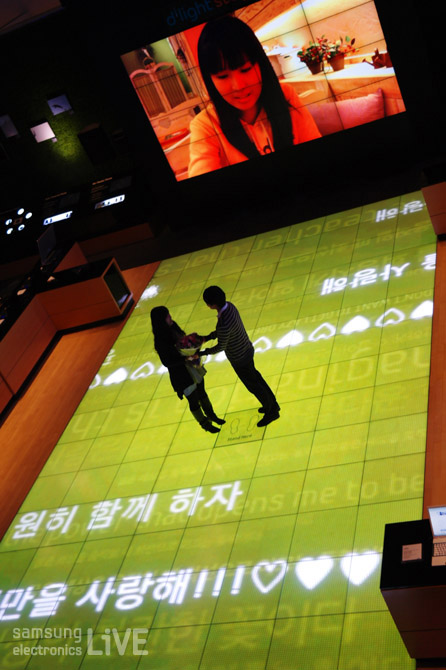 두 손을 잡고 마주 보고 있는 커플