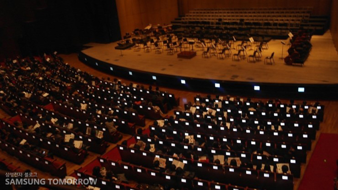 공연을 기다리는 사람들