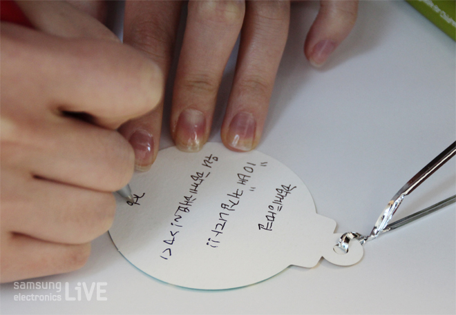 종이에 글을 쓰는 손