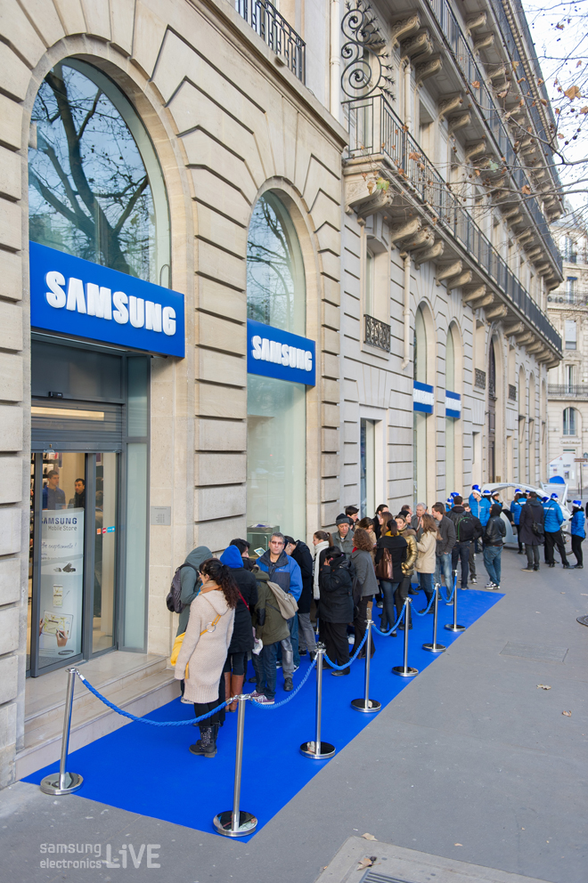 삼성 모바일 스토어앞에 줄을 선 사람들