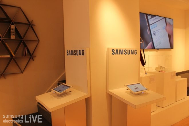 팝업스토어 내부의 삼성제품들