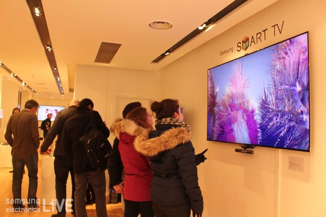 삼성 Smart TV ES9000를 보고 있다