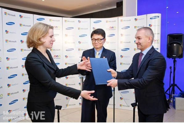 NGO단체인 “DetskieDomiki” 디렉터 Svetlana Rozanova에게 라이선스를 전달하는 Microsoft 러시아 회장