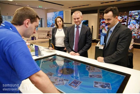 갤러리 투어 중에 삼성 제품들을 체험하고 있는 Microsoft 러시아Nikolay Pryanishnikov 회장