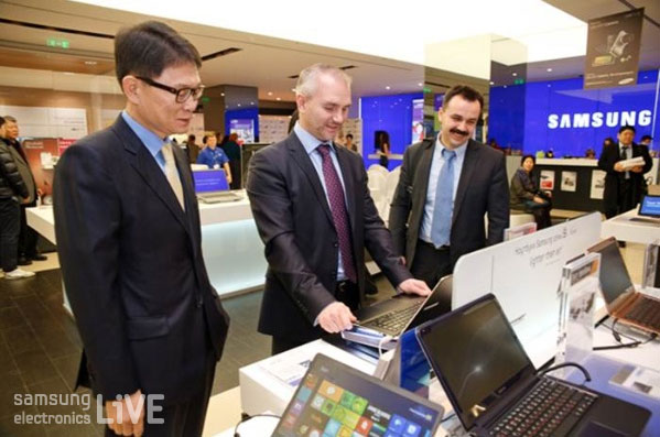 갤러리 투어 중에 삼성 제품들을 체험하고 있는 Microsoft 러시아Nikolay Pryanishnikov 회장