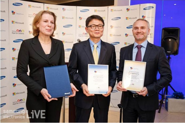 상호협력의 특별한 서명을 교환하고 있다