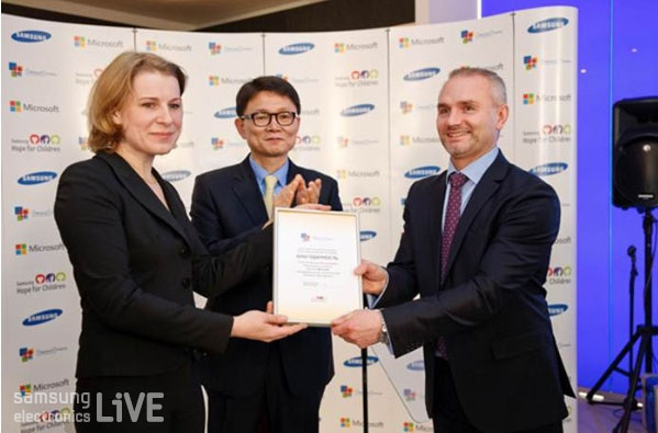 상호협력의 특별한 서명을 교환하고 있다