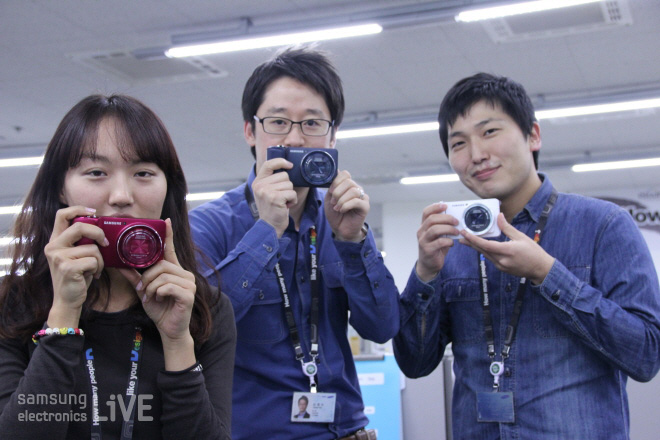 갤럭시 스마트 카메라를 들고 있는 직원들