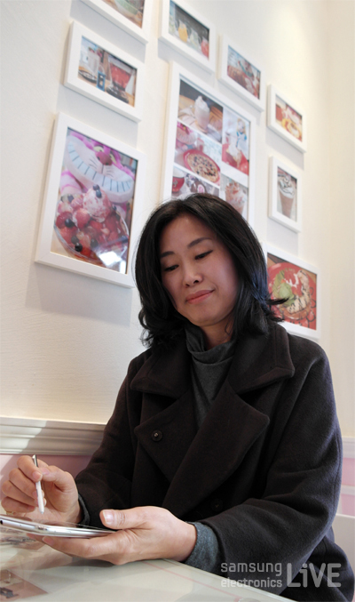 그림을 그리는 홍영희