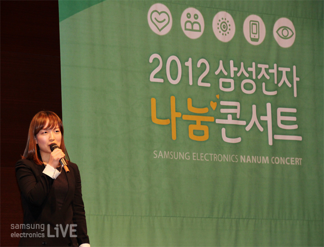 마이크를 들고 이야기하는 여성