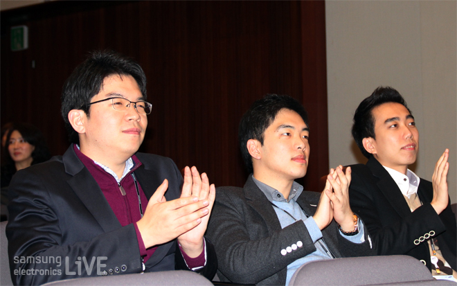 박수치는 남성들