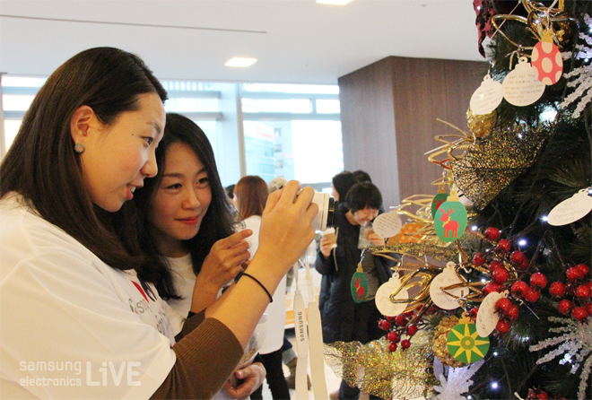 트리에 장식을 다는 여성들