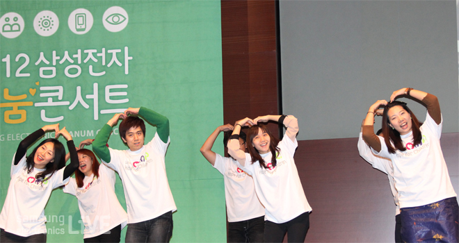 머리위로 하트를 하는 사람들