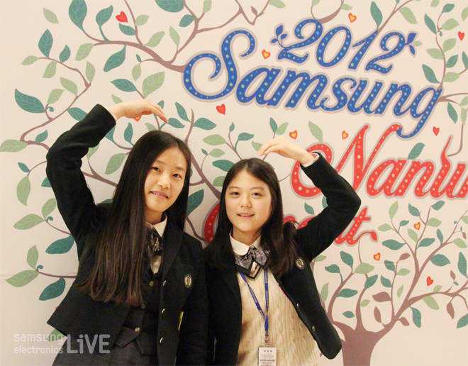 머리위로 하트를 그리는 학생들