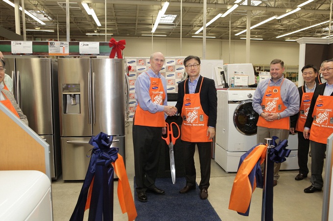 생활가전 사업부장 윤부근 사장과 홈데포의 프랭크 블레이크(Frank Blake, THD Chairman & CEO)회장 