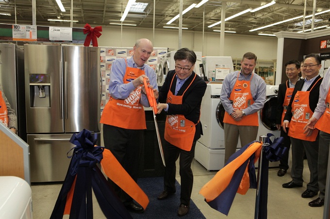 생활가전 사업부장 윤부근 사장과 홈데포의 프랭크 블레이크(Frank Blake, THD Chairman & CEO)회장 