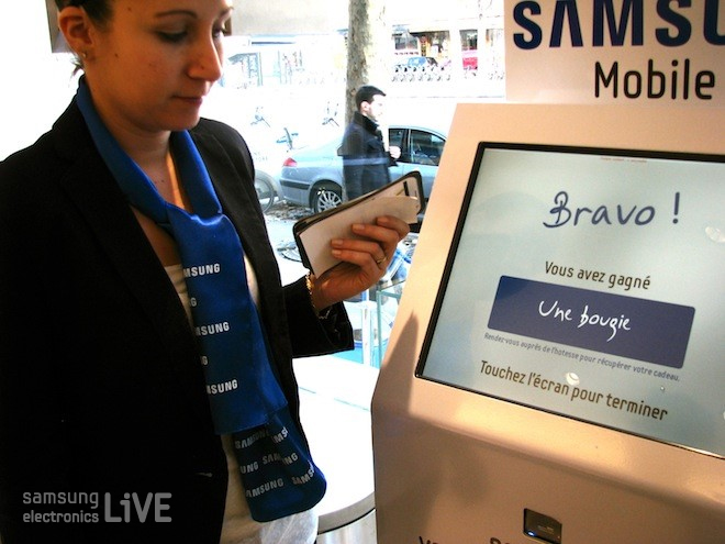 기계 앞의 여성