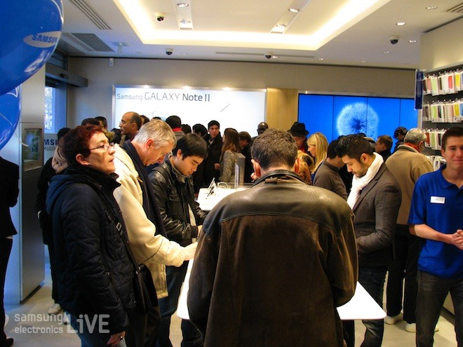 삼성 모바일 스토어에 모인 사람들