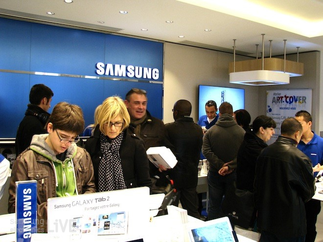 삼성 모바일 스토어에 있는 사람들