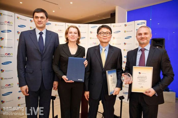 Microsoft 러시아 Nikolay Pryanishnikov 회장,삼성전자 CIS 총괄의 전성호 법인장,자선재단 “DetskieDomiki” 디렉터 Svetlana Rozanova,올림픽 챔피언, IOC멤버 Alexander Popov 