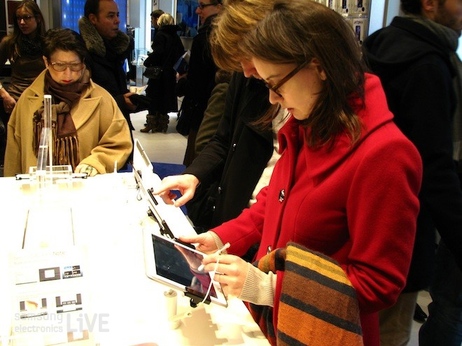 삼성제품을 체험하는 여성