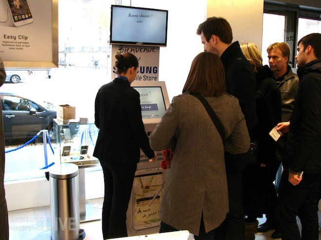 바코드 종이를 받는 사람들