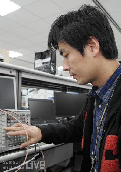 기계를 만지는 직원