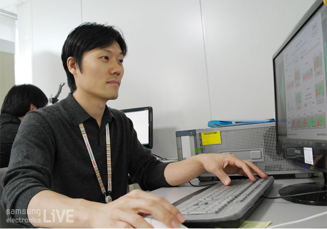 컴퓨터를 하는 직원