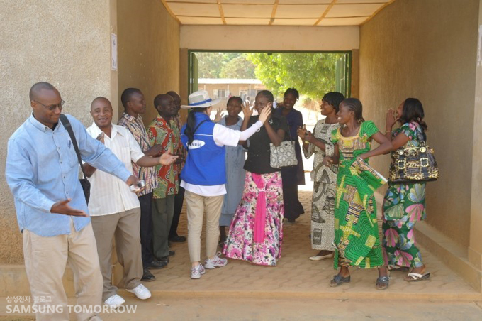 봉사단을 맞이해 주는 콩고 사람들