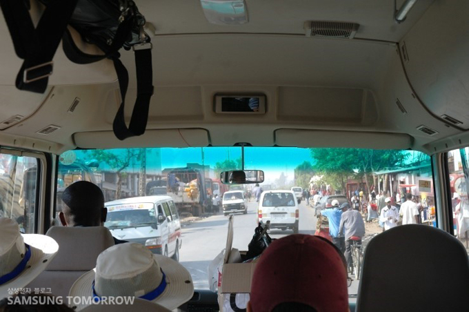 학교로 가는 버스안