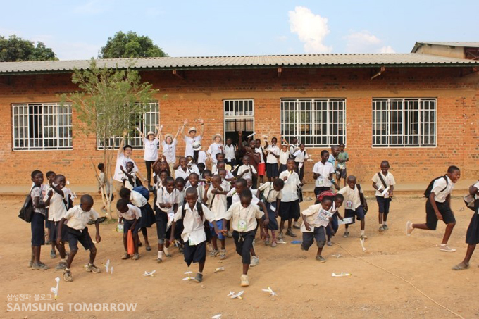 비행기를 주으러 뛰는 아이들