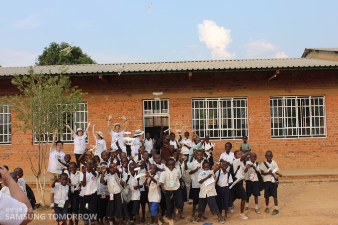 비행기를 날리는 아이들