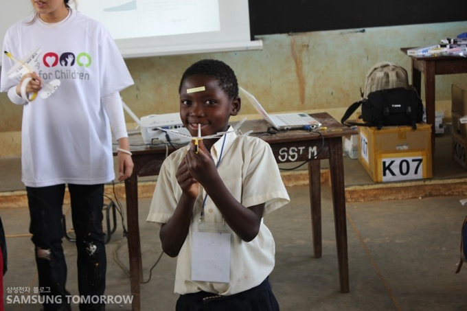 비행기를 든 아이