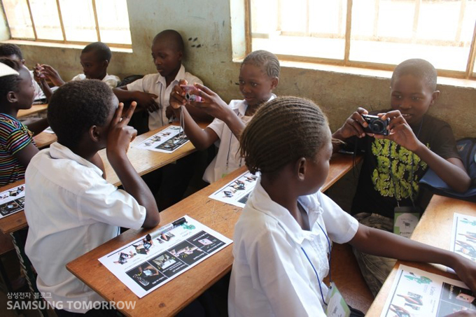 사진을 찍는 아이들