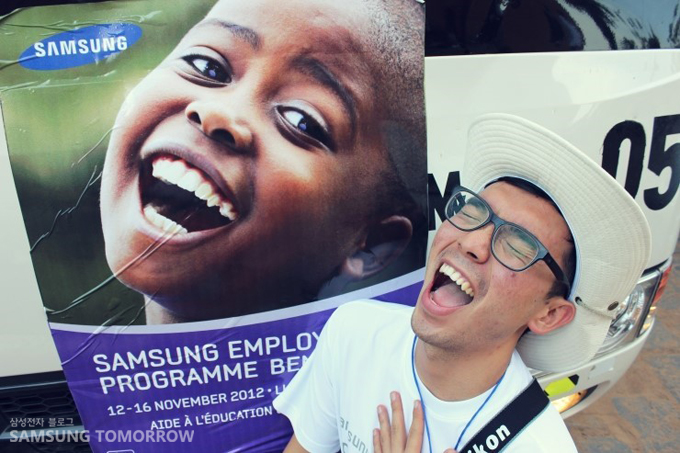 포스터 표정을 따라하는 스토리텔러 한빛