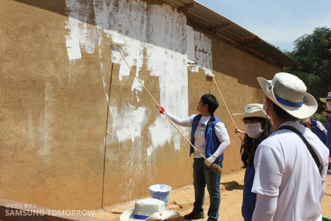 벽을 칠하는 단원들