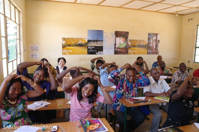 머리위로 하트를 그리는 선생님들