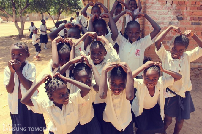 머리위로 하트를 그리는 아이들