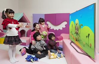 아이들이 스마트 TV로 게임을 하고 있다