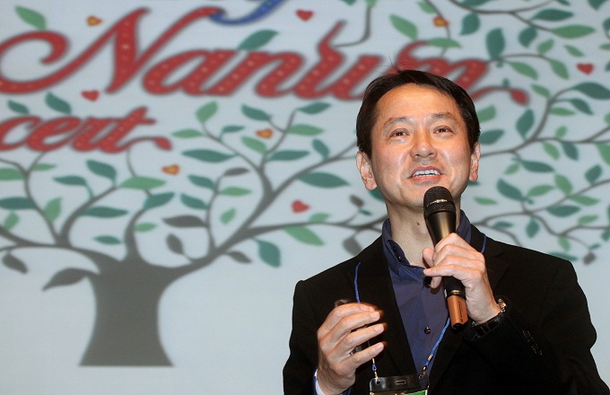 마이크를 든 남성