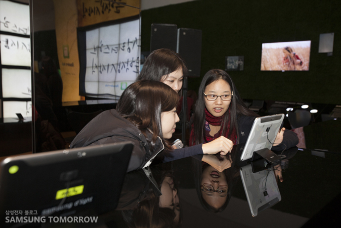 리더스허브를 체험하는 사람들