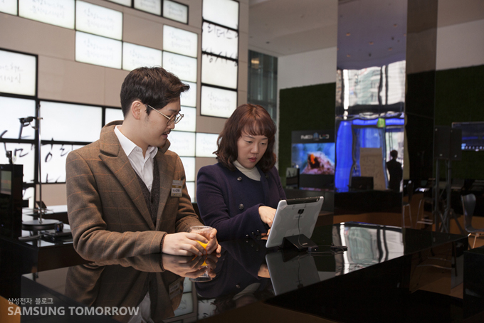 리더스허브를 체험하는 사람들